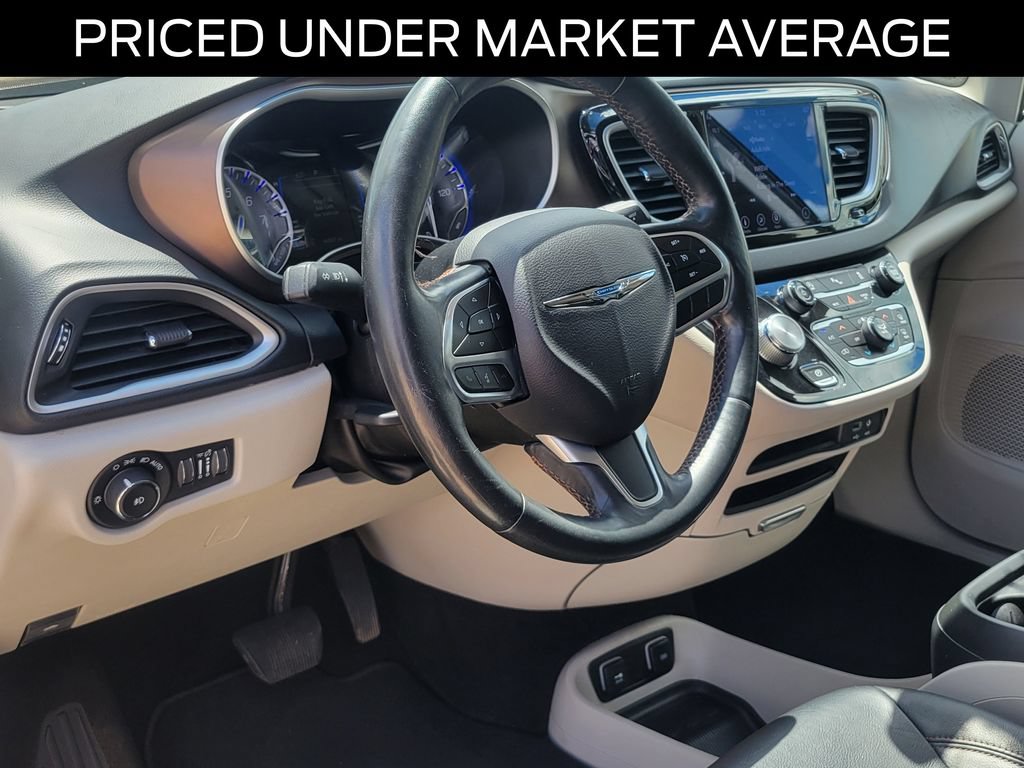 Used 2019 Chrysler Pacifica Touring-L FWD image 17