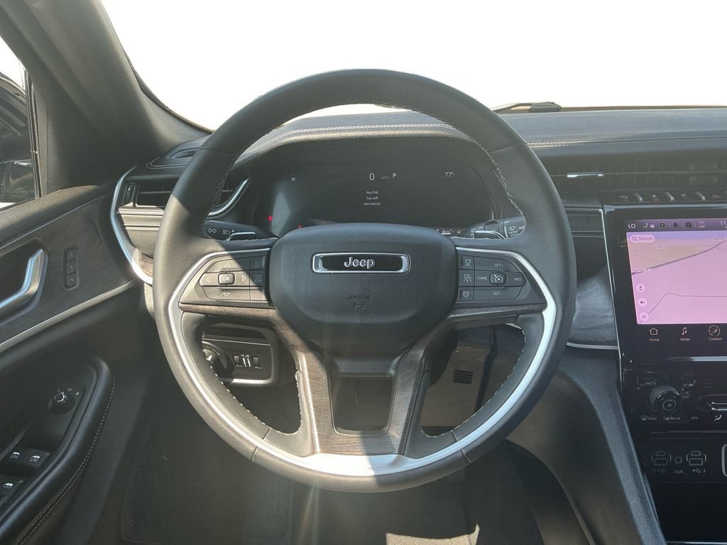 Used 2024 Jeep Grand Cherokee L Limited w/ Black Appearance Package AWD/4WD image 18