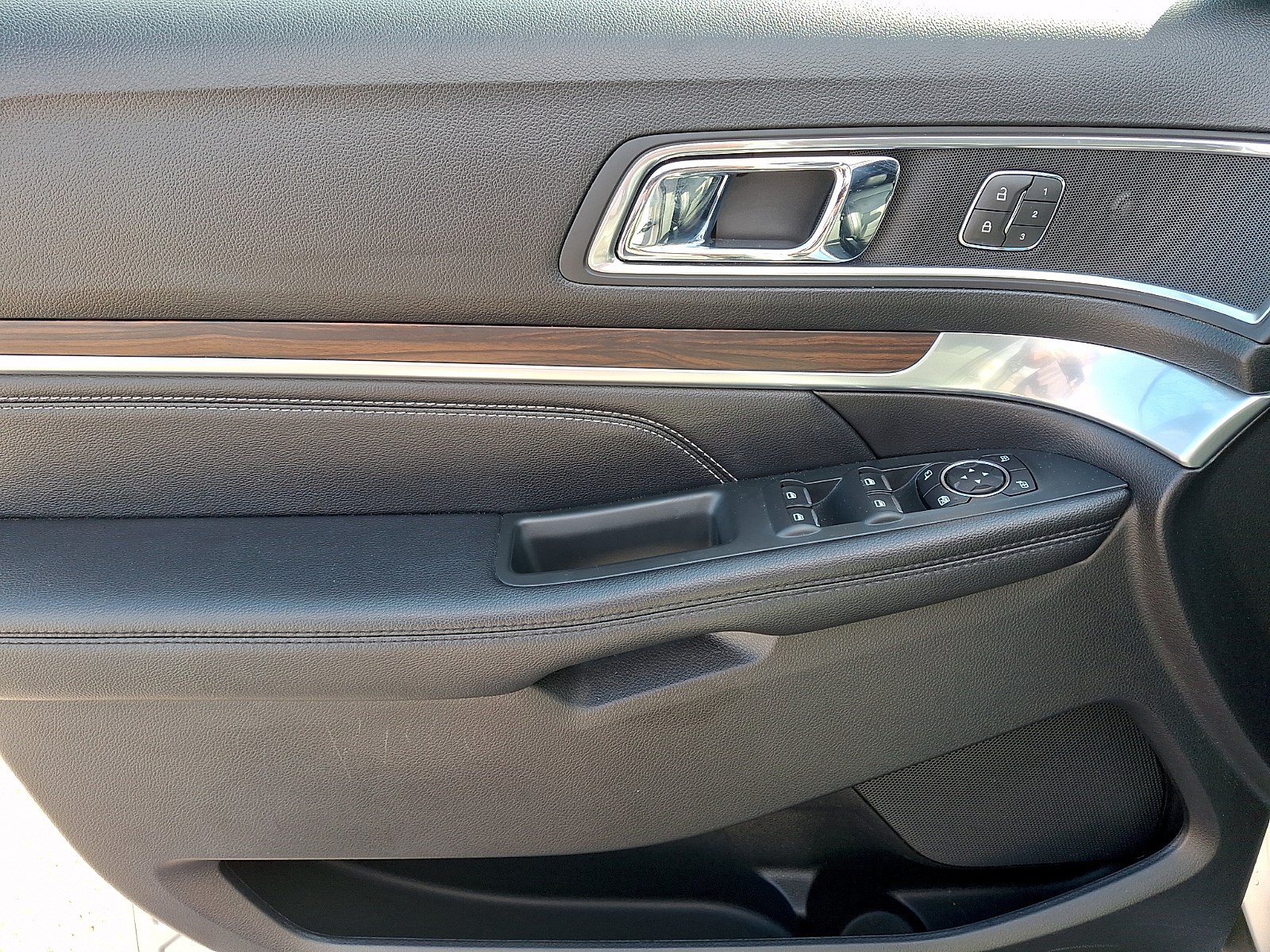 Certified 2019 Ford Explorer Limited w/ Ford Safe & Smart Package FWD image 11