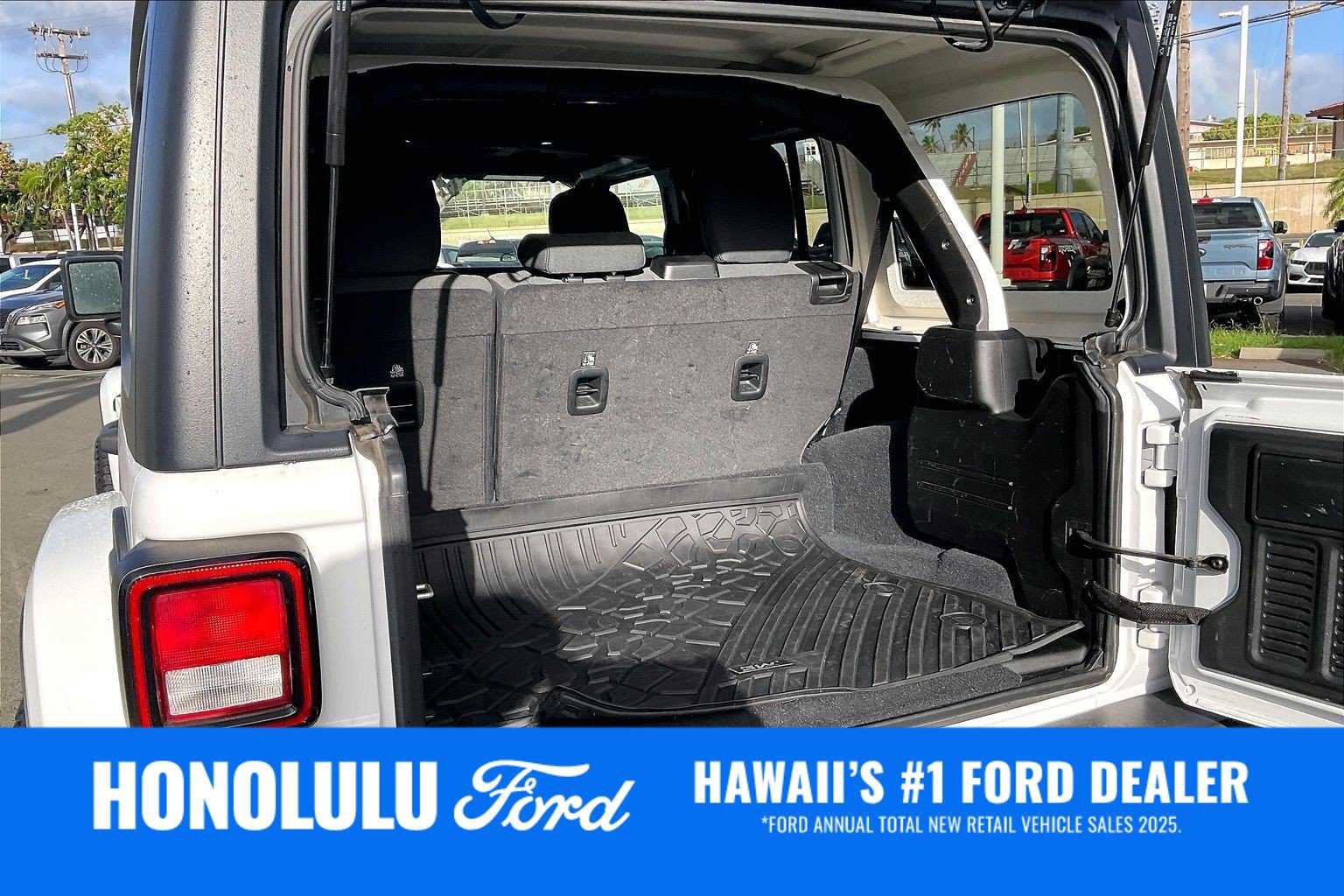 Used 2024 Jeep Wrangler Unlimited w/ Dual Top Group AWD/4WD image 18