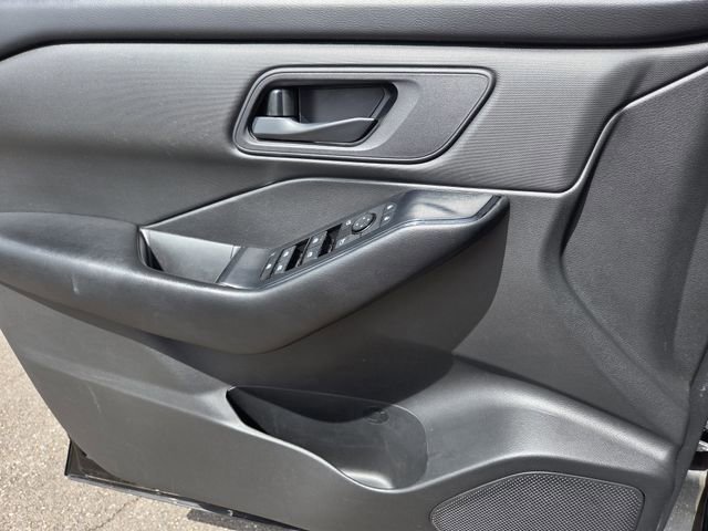 Used 2024 Nissan Rogue S image 15