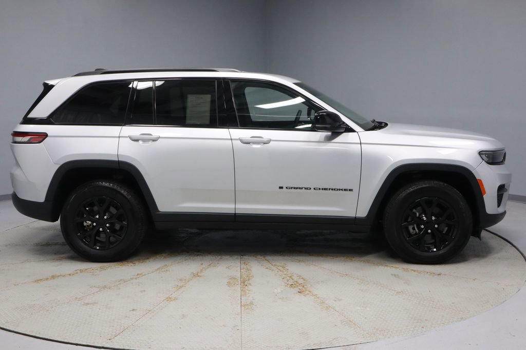Used 2024 Jeep Grand Cherokee Altitude AWD/4WD image 6