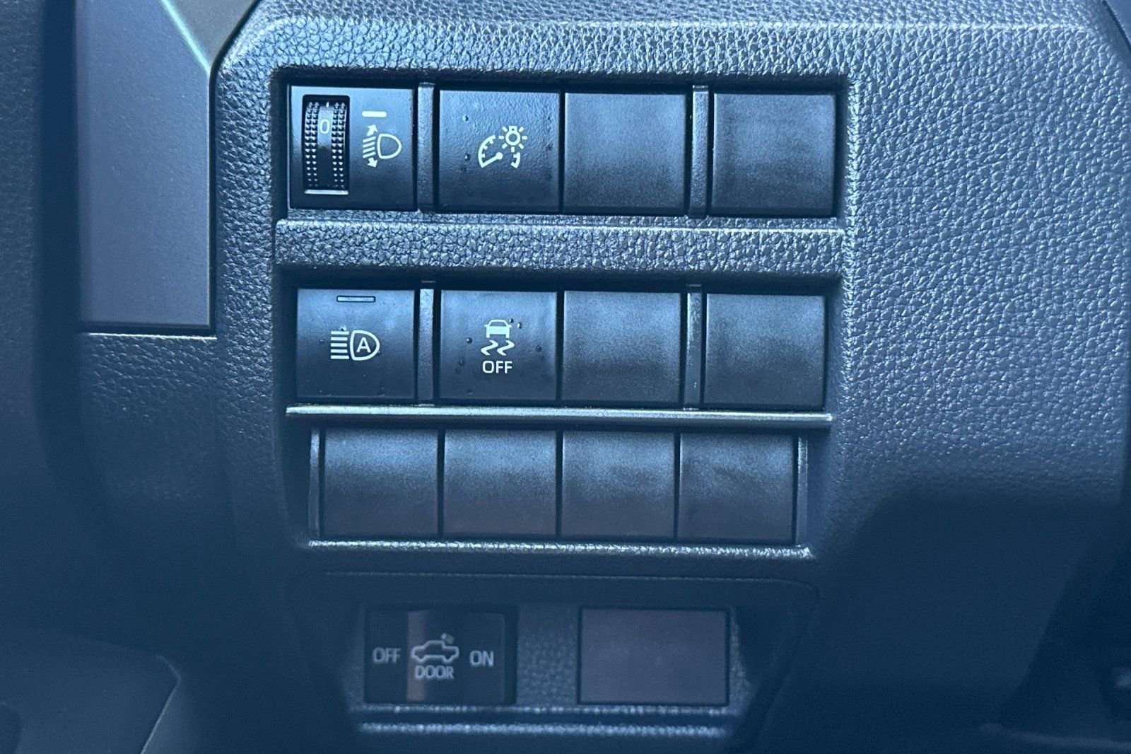 Used 2025 Toyota Tacoma SR5 AWD/4WD image 40