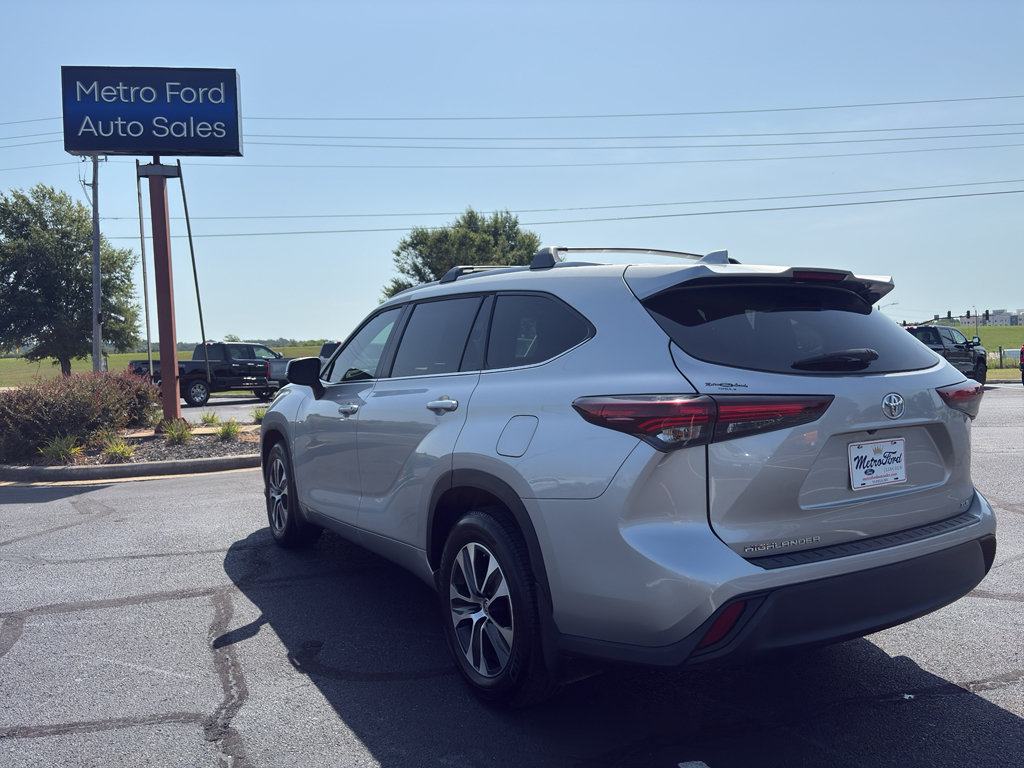 Used 2024 Toyota Highlander XLE FWD image 7