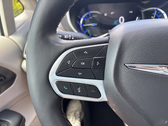 Used 2024 Chrysler Pacifica Limited FWD image 17