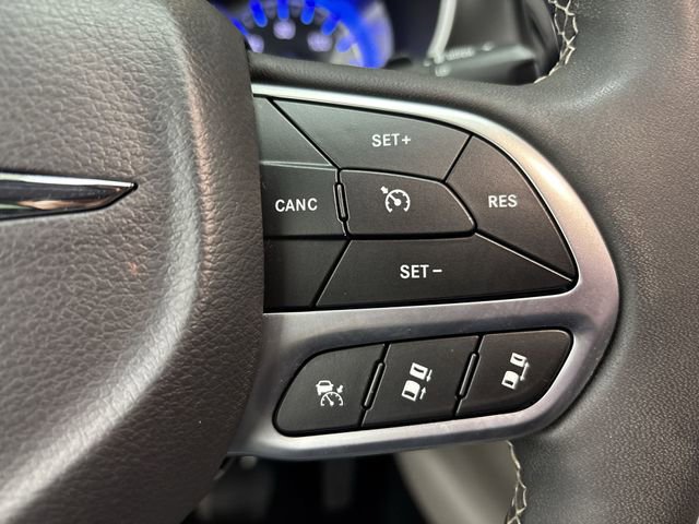 Used 2023 Chrysler Pacifica Touring-L image 18