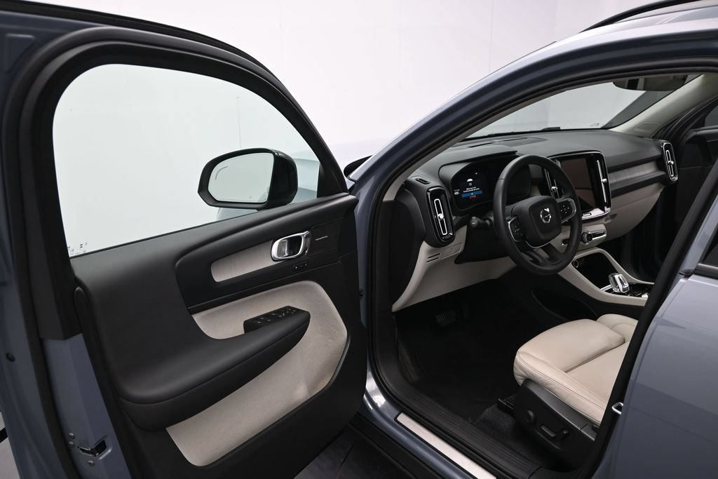 Used 2023 Volvo XC40 B4 Ultimate FWD image 12