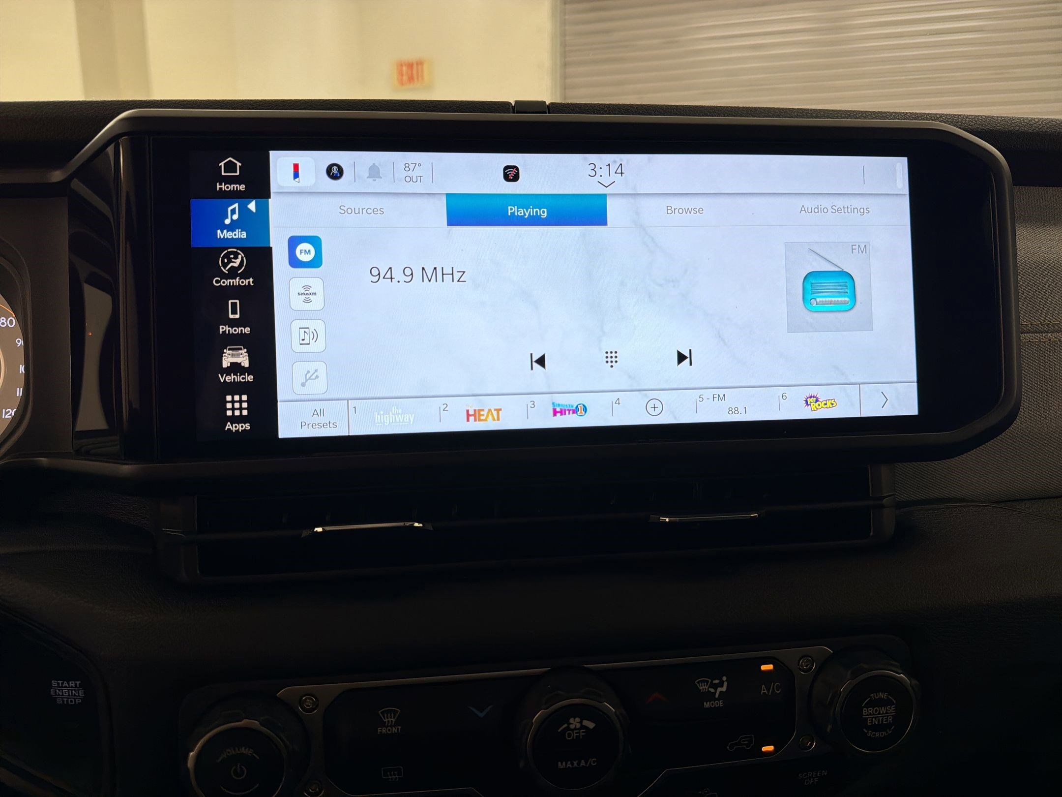 Used 2025 Jeep Gladiator Sport AWD/4WD image 23