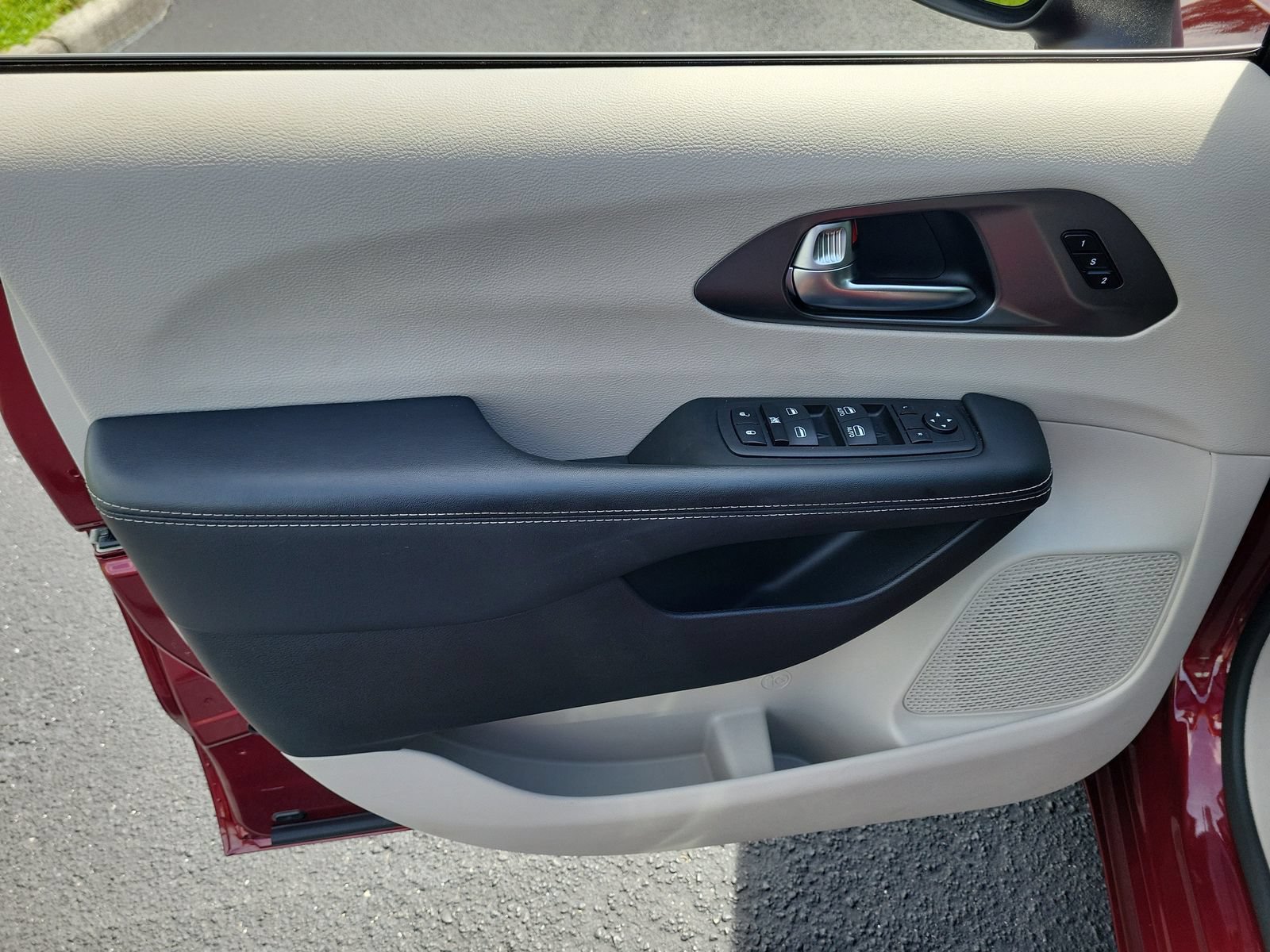Used 2023 Chrysler Pacifica Touring-L FWD image 14