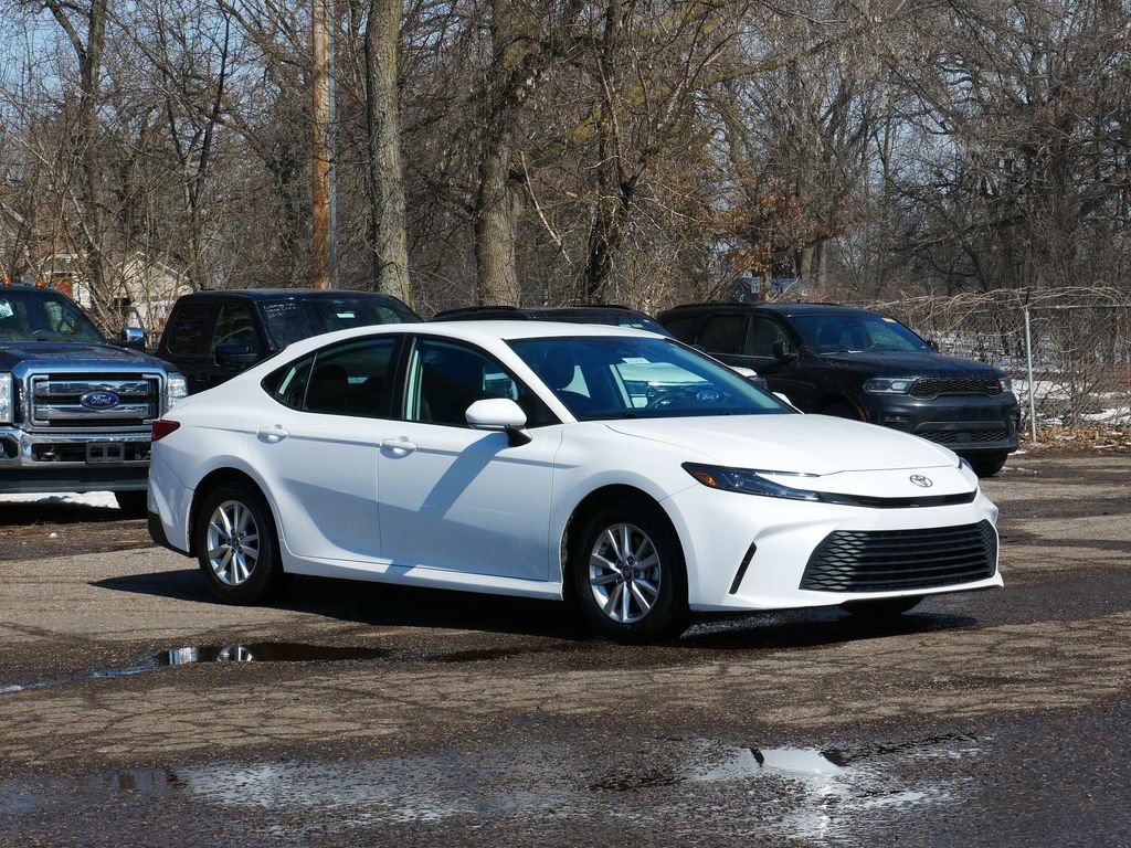 Used 2025 Toyota Camry LE image 1