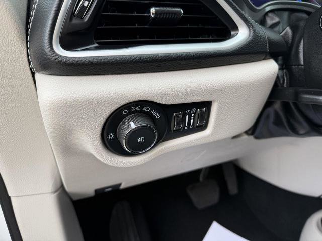 Used 2024 Chrysler Pacifica Limited FWD image 16