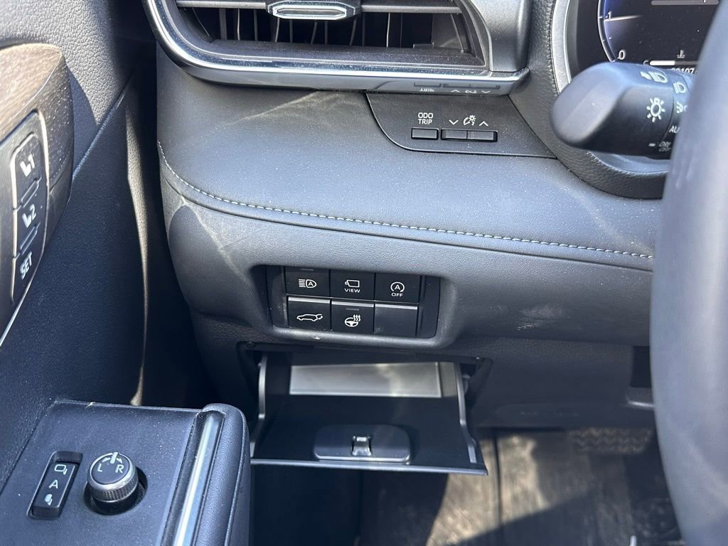Used 2024 Toyota Highlander Limited AWD/4WD image 32