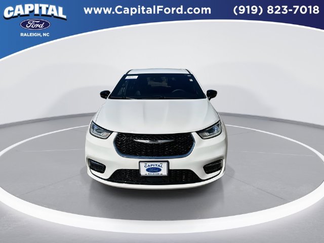 Used 2025 Chrysler Pacifica Select FWD image 3