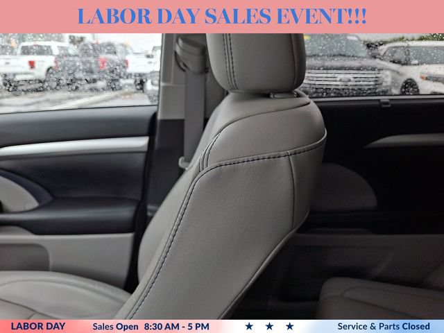 Used 2019 Toyota Highlander XLE AWD/4WD image 17