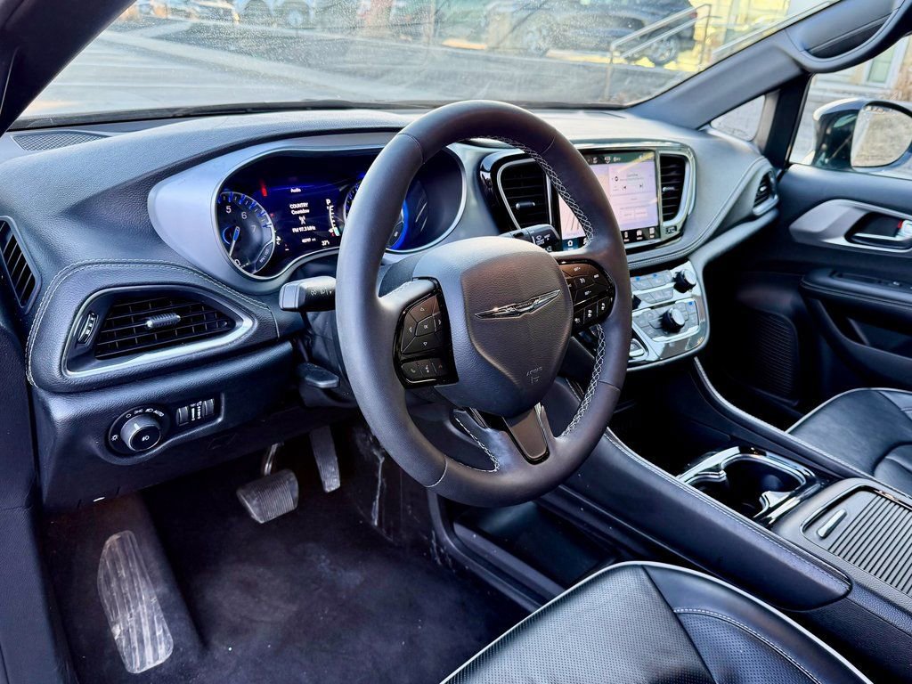 Used 2025 Chrysler Pacifica Limited image 8