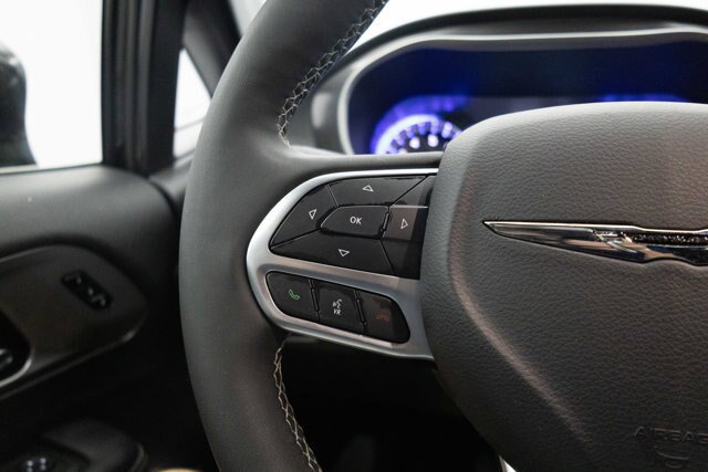Used 2025 Chrysler Pacifica Select FWD image 37
