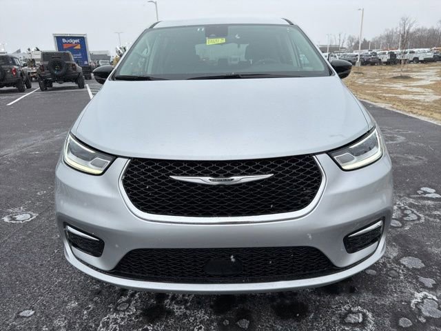 Used 2024 Chrysler Pacifica Touring-L image 6