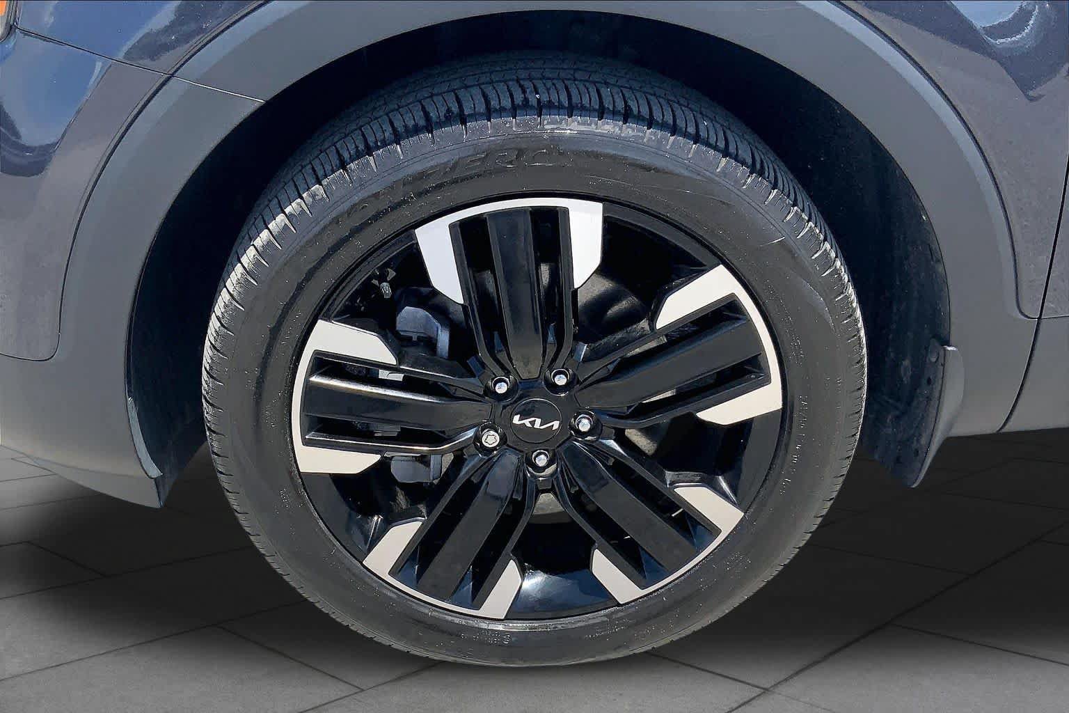 Used 2025 Kia Telluride SX w/ SX Captain's Chair Package FWD image 11