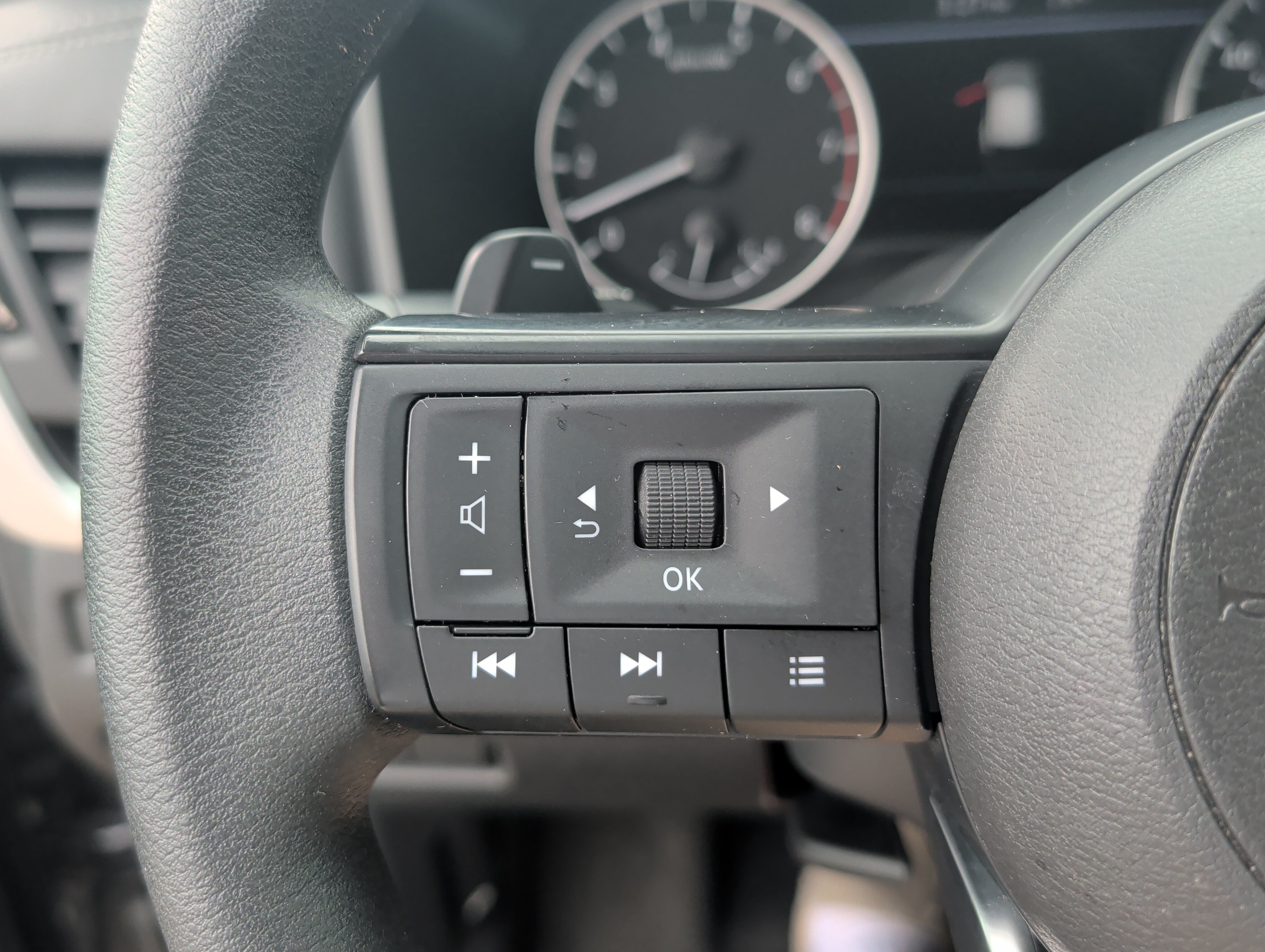 Used 2024 Nissan Rogue S AWD/4WD image 27