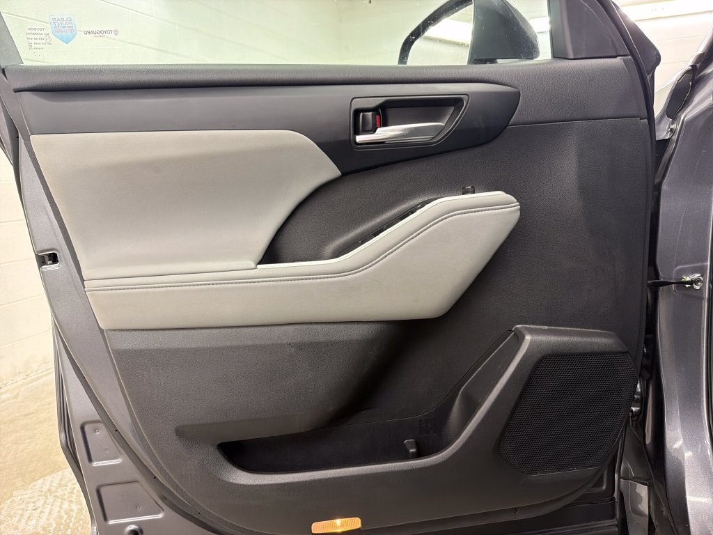 Used 2024 Toyota Highlander XLE FWD image 17