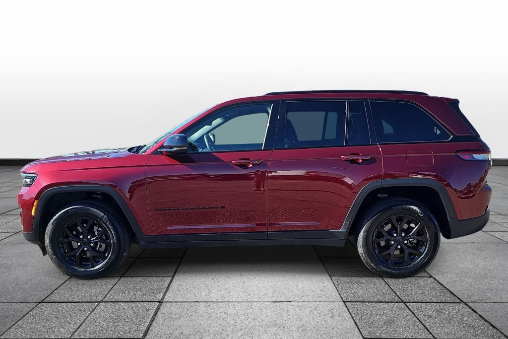 Used 2025 Jeep Grand Cherokee Altitude AWD/4WD image 8