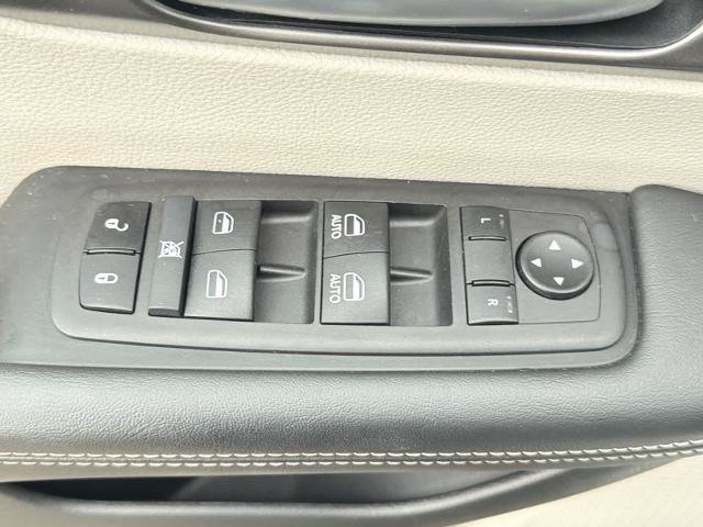 Used 2024 Chrysler Pacifica Touring-L FWD image 17