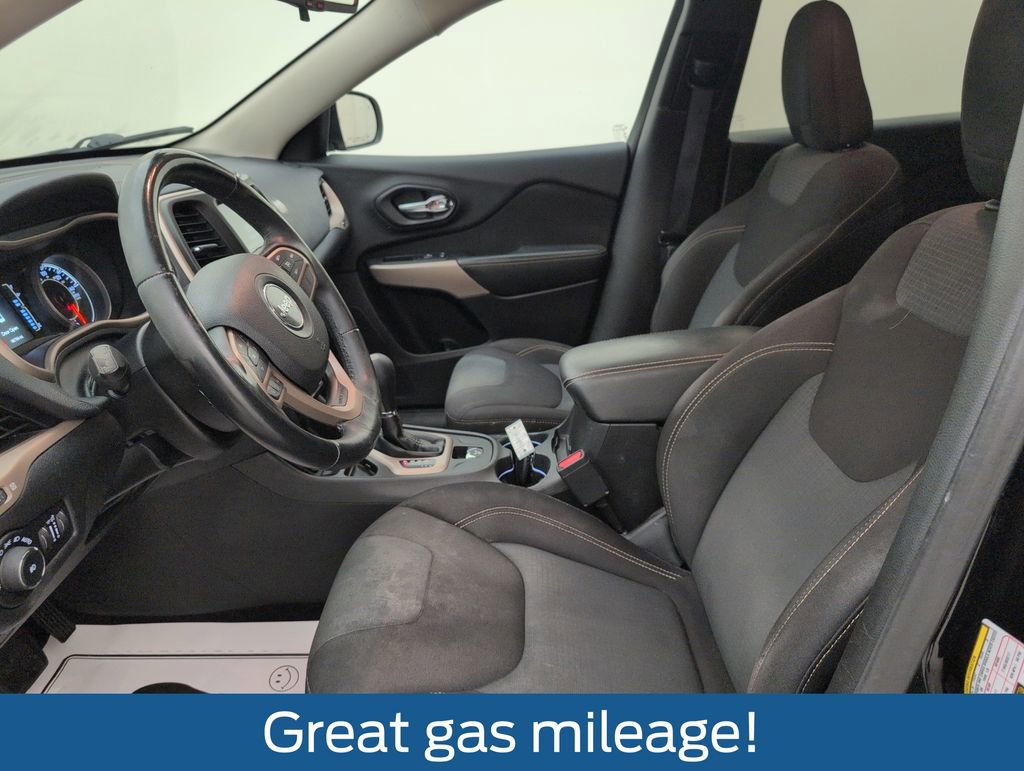 Used 2017 Jeep Cherokee Latitude w/ Safety/Convenience Group FWD image 4