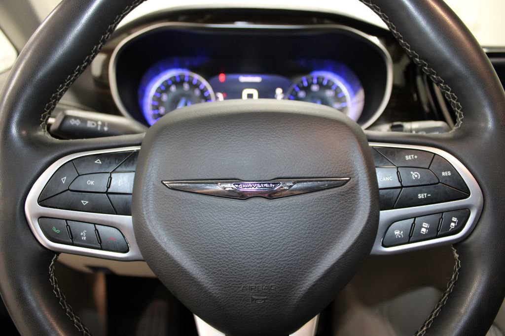 Used 2023 Chrysler Pacifica Limited FWD image 41