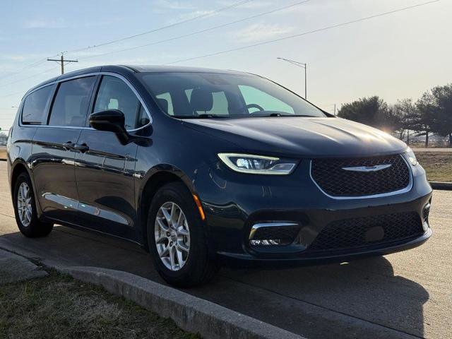 Used 2024 Chrysler Pacifica Touring-L image 8