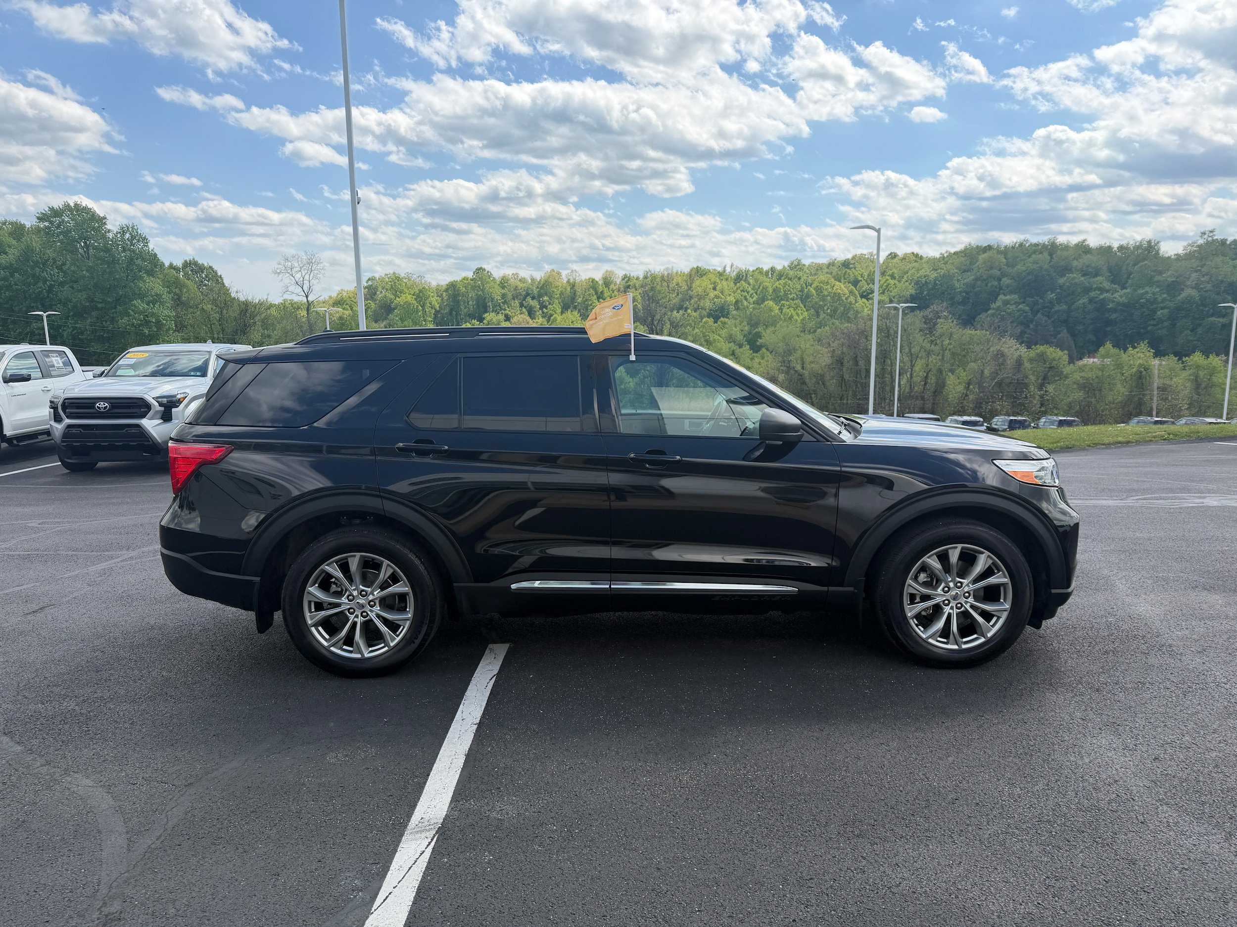 Certified 2021 Ford Explorer XLT w/ Equipment Group 202A AWD/4WD image 5