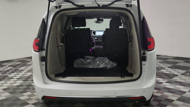 Used 2024 Chrysler Pacifica Select image 20