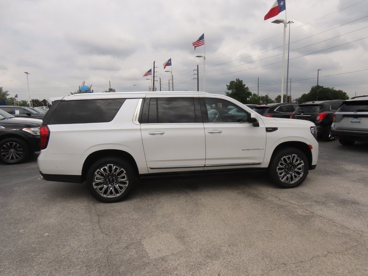 Used 2023 GMC Yukon XL Denali Ultimate AWD/4WD image 8