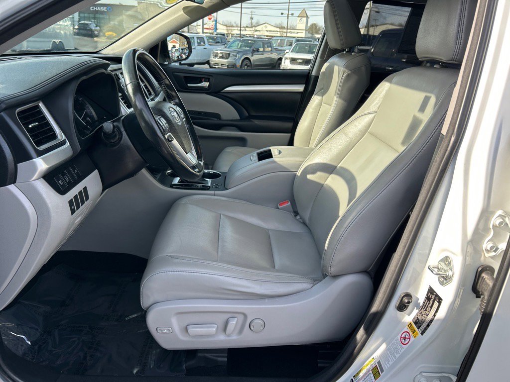 Used 2018 Toyota Highlander XLE w/ Carpet Mat Package (TMS) image 7