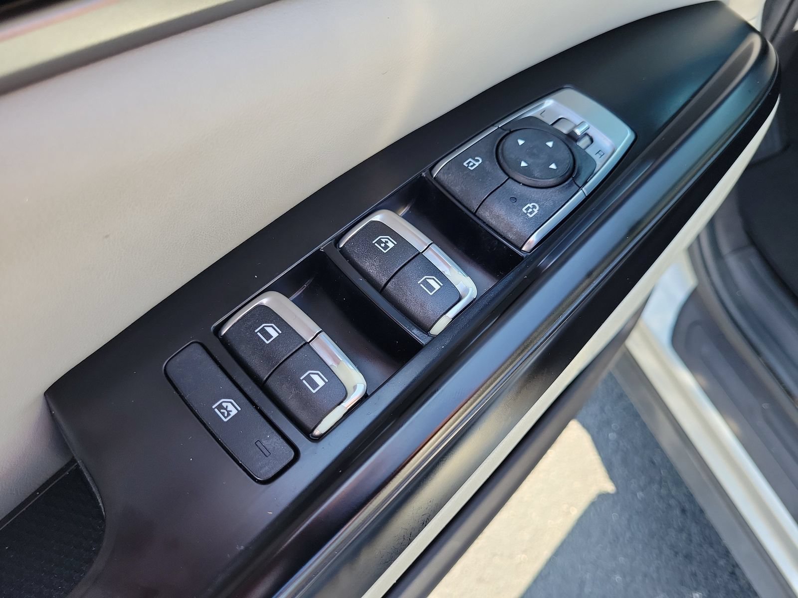 Used 2022 Kia Carnival LX FWD image 14