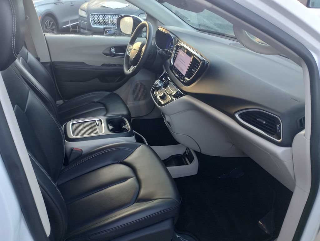Used 2023 Chrysler Pacifica Touring-L FWD image 11