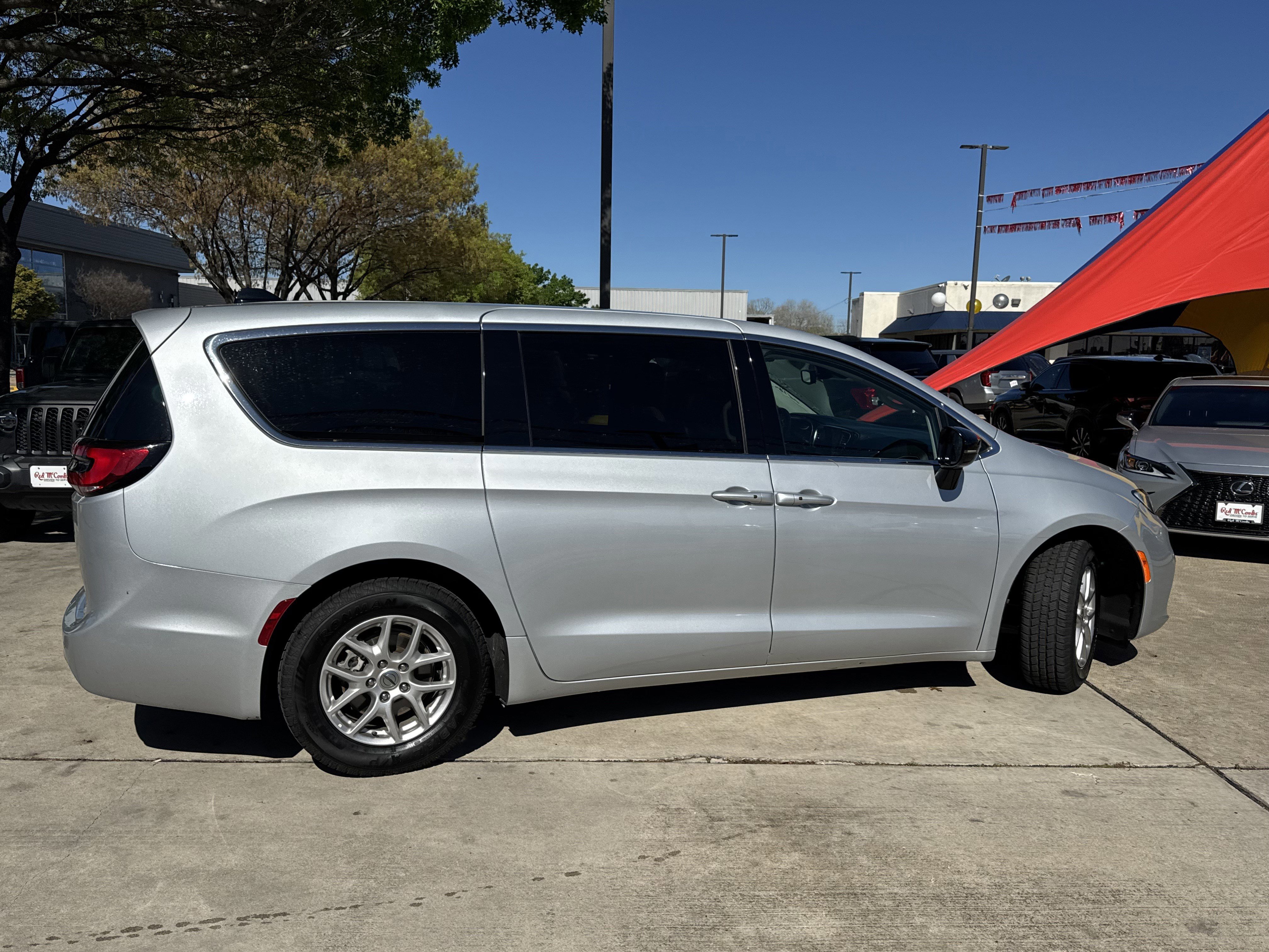 Used 2024 Chrysler Pacifica Touring-L image 3