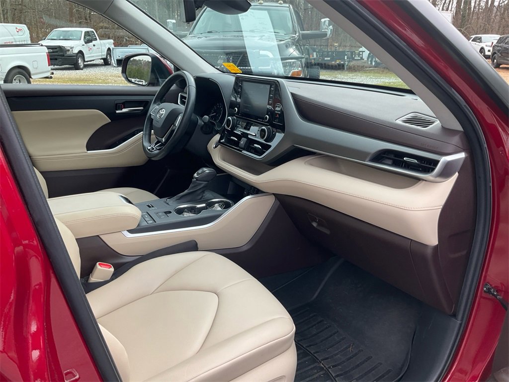 Used 2021 Toyota Highlander XLE image 11
