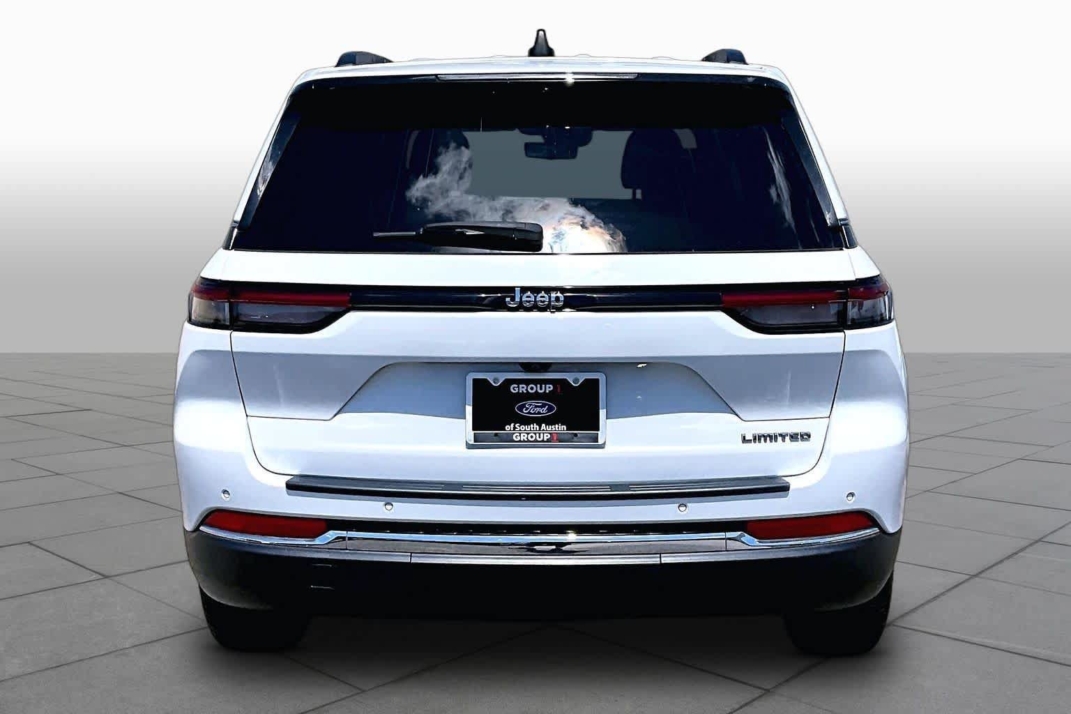 Used 2024 Jeep Grand Cherokee Limited w/ Luxury Tech Group II RWD image 5