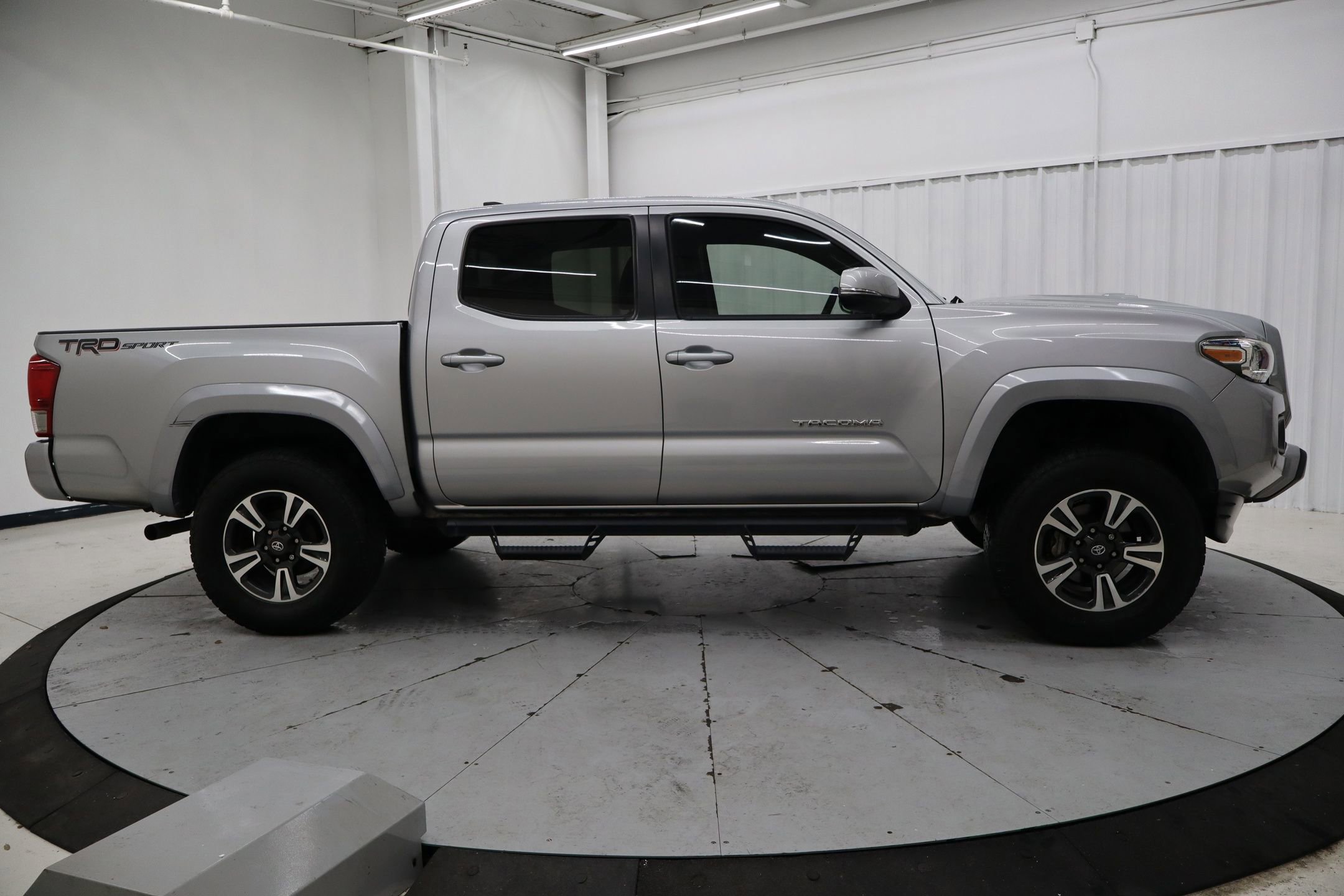 Used 2017 Toyota Tacoma TRD Sport w/ Tow Package image 6