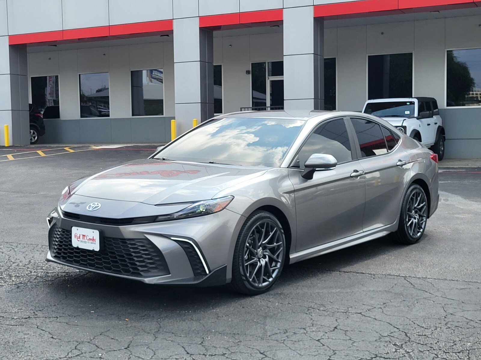 Used 2025 Toyota Camry SE w/ Convenience Package FWD image 8