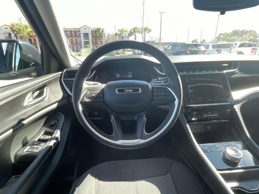 Used 2024 Jeep Grand Cherokee L Laredo image 13