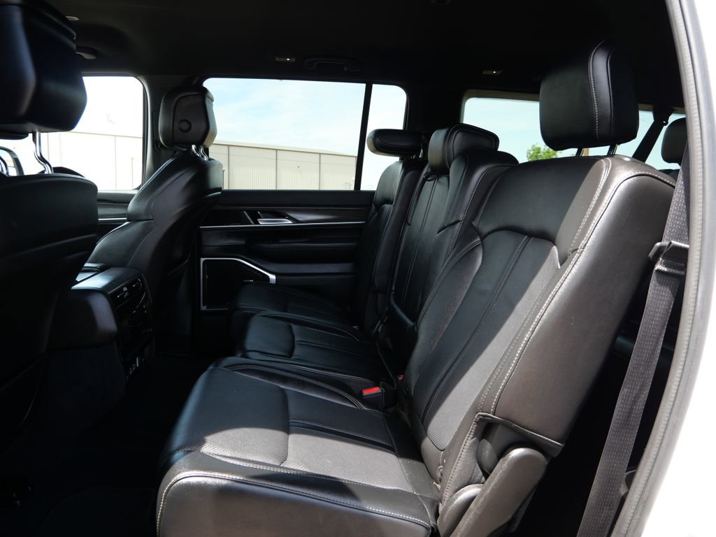 Used 2024 Jeep Wagoneer L Series II w/ Flexible Seating Group image 15