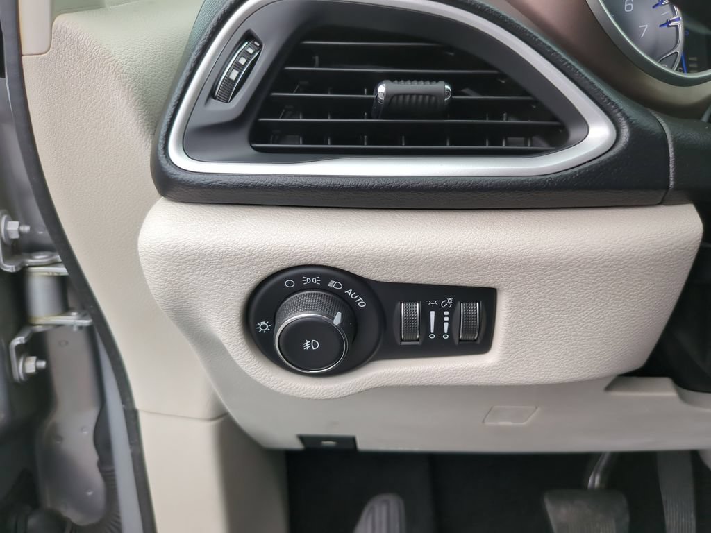Used 2018 Chrysler Pacifica Touring-L FWD image 29