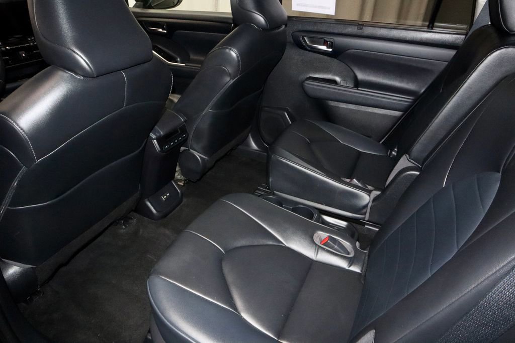 Used 2023 Toyota Highlander XLE AWD/4WD image 22