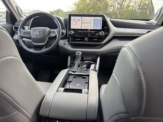 Used 2022 Toyota Highlander Platinum image 9
