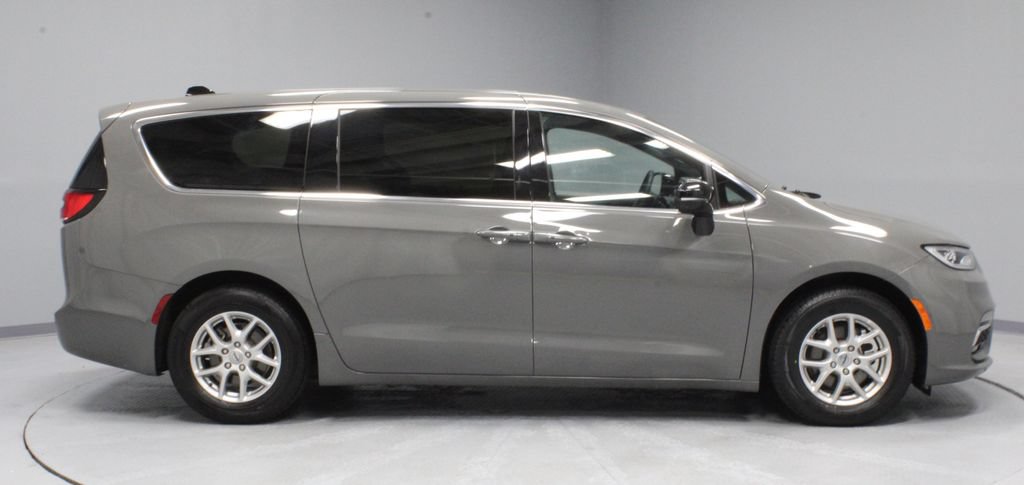 Used 2025 Chrysler Pacifica Select FWD image 12