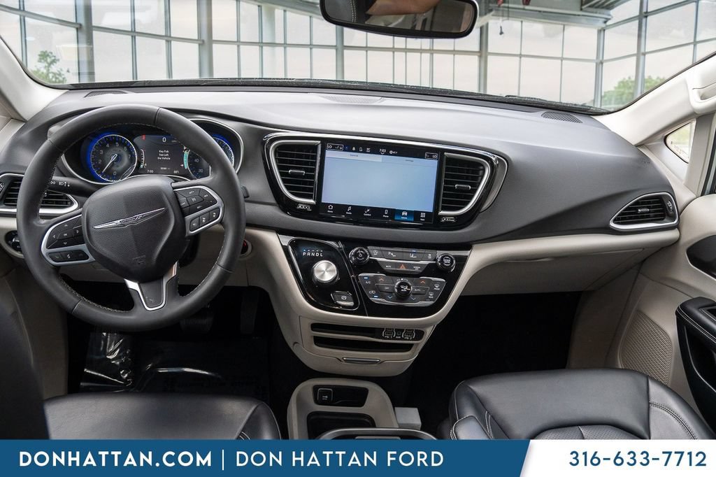 Used 2023 Chrysler Pacifica Touring-L FWD image 4