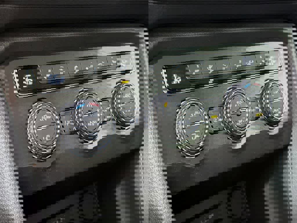 Used 2021 Volkswagen Tiguan SE image 21