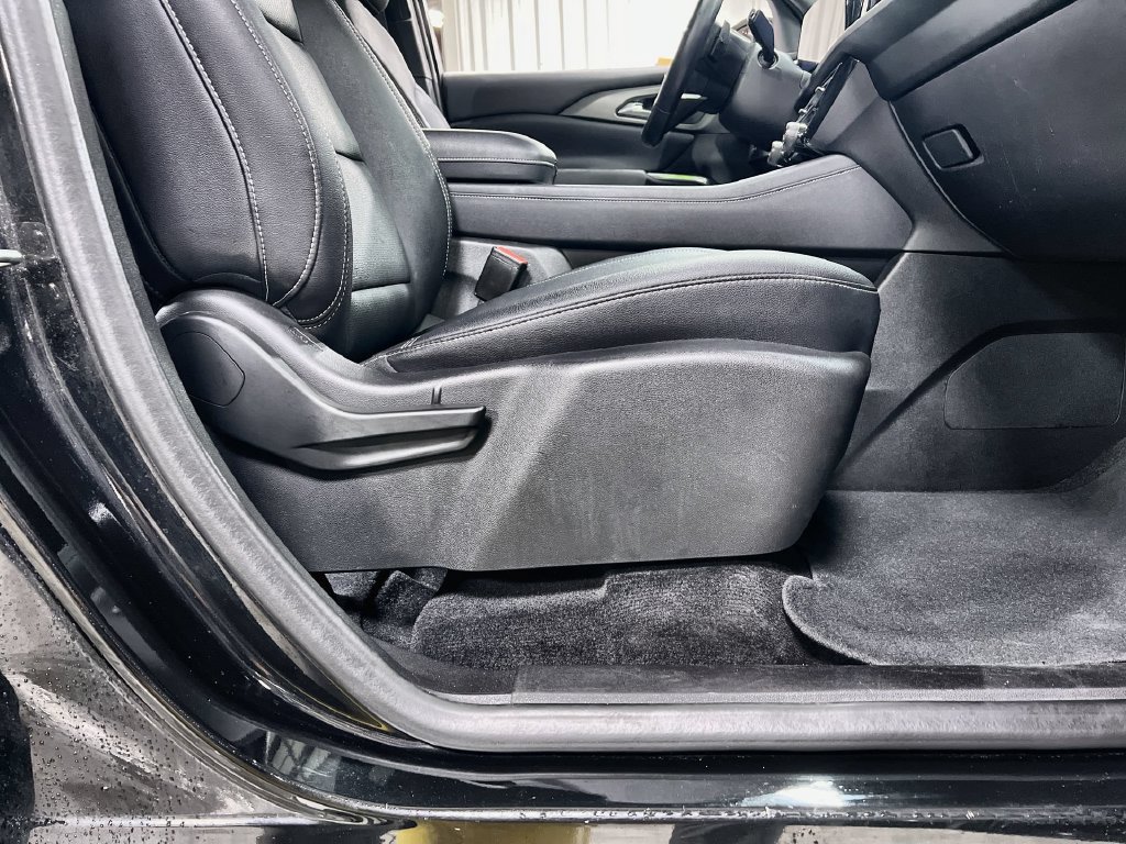 Used 2025 Chevrolet Traverse LT FWD image 28