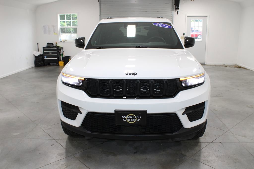 Used 2024 Jeep Grand Cherokee Altitude AWD/4WD image 4